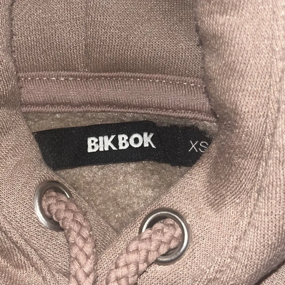 Beige hoodie från BikBok storlek XS. Två fläckar på hoodien som inte går bort.. Hoodies.
