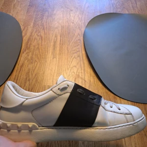 Valentino open - Säljer ett par feta valentino opens i färgen svart⬛️||skornas skick är 8/10 och sparsamt använda💯. Med skorna tillkommer även ett skovårdskort som man kan se på bilden! Skriv gärna privat vid minsta fråga eller fundering🌟