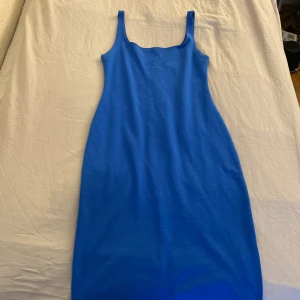 Fin zara klänning sitter fint blå har en slit där bak  - Fin blå zara klänning aldrig använt den den har en slit där bak sitter perfekt och har bara testat den och den sitter så fin på du får formen💕