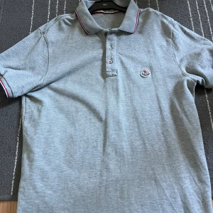 Moncler piké  - Säljer nu min väldigt snygga piké som är perfekt nu inför sommaren. Den är i ett väldigt fint skick