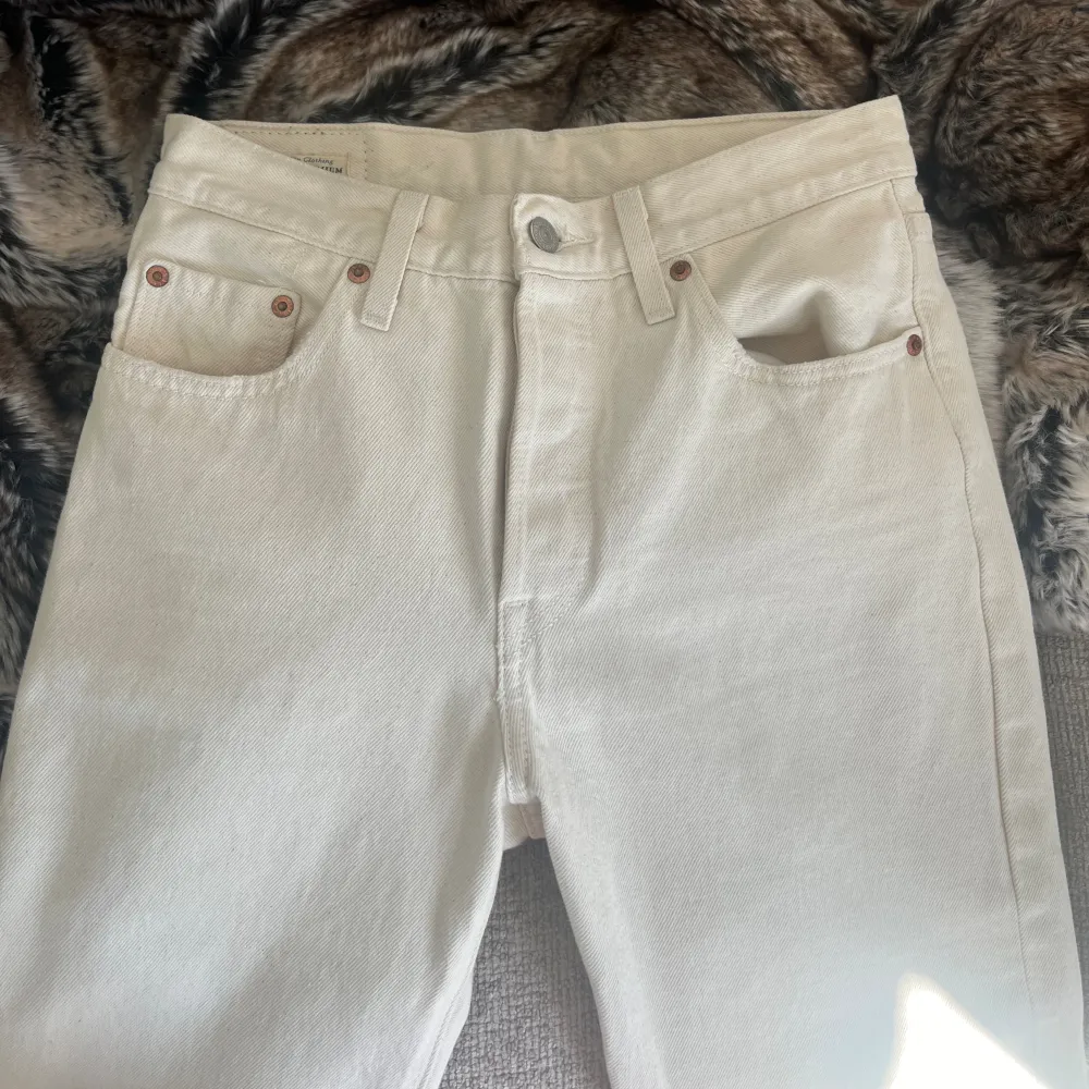 Jeans från Levi’s, färgen är typ beige/gul/vit. De är knappt använda, i storlek W25 L28. Modellen 501. . Jeans & Byxor.