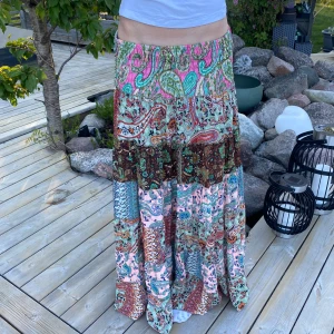 Mönstrad långkjol - En superfin mönstrad långkjol från Spanien, jättebra skick och bara använd ett fåtal ggr. Jag är 175 men passar nog allt under det också om man bara viker ner. Pytteliten skavank längst ner, syns ej. Väldigt stretchig så passar S-L. Först t kvarn!💕💕