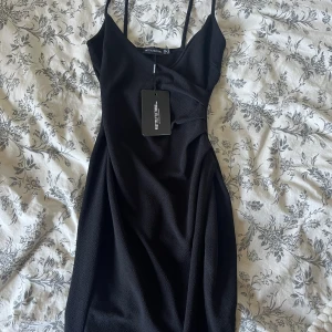 Svart klänning - Säljer denna helt nyköpta klänningen från Missguided med slits. Köpt för 500 kr