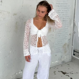 Vit blus från DesignbySi - Säljer denna tröja i nyskick med lappen fortfarande kvar. Endast testad. Storlek M/L men skulle säga att den är mindre i storleken vilket även står på hemsidan. Säljs för 453 på hemsidan. Ej mina bilder.