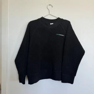 Teddy Hoodie från Carin Wester. - Ny, aldrig använd. Köpt för 1100kr. Oversized