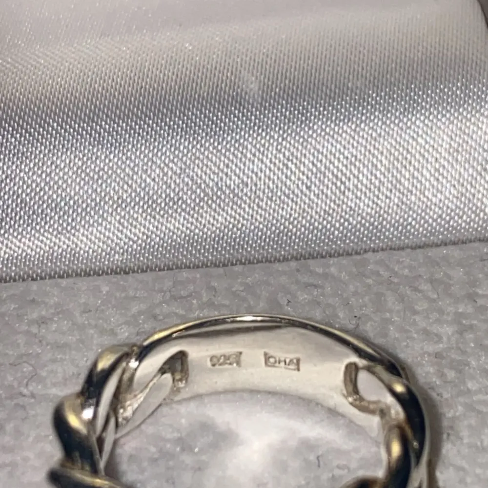 Jätte fin ring från hallbergs guld Inte helt säker på storlek men gissar 15/16 beroende på hur den sitter på mig. Accessoarer.