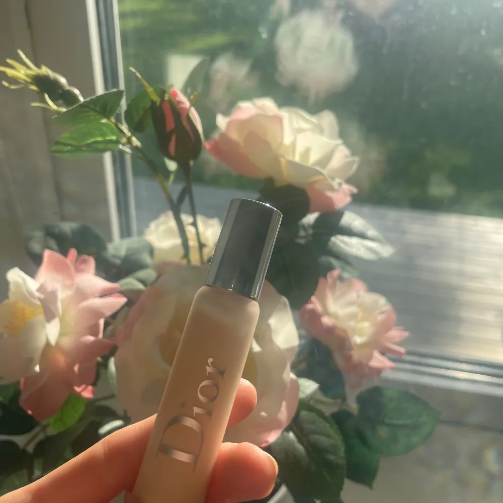 💘Säljer en Dior Backstage Concealer i färgen 0W då den är för ljus för mig 💘Nypris ca 360-380kr 💘Testad ca 3ggr, syns på sista bilden hur mycket som finns kvar 💘Lägg gärna prisförslag, kan eventuellt gå ner i pris . Övrigt.