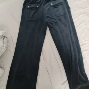 Juicy couture  - Juicy byxor i Night sky. Köpt från kidsbrandstore. Storleke 14-15 år. Användt ett par gånger men säljer för det ej passar längre. Köpt för ca 800kr säljer för 499kr.