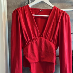 Röd body - En röd body från Nelly. Tunt,stretchigt material i trikå. Knappstängning. Helt oanvänd då den inte passade  Nypris på Nelly är 399kr 🫶