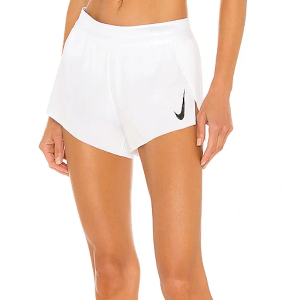 Slutsålda Nike aeroswift shorts, använda 1-2 gånger. Har i andra färger som jag lagt upp ❤️ nypris 800+. Sport & träning.