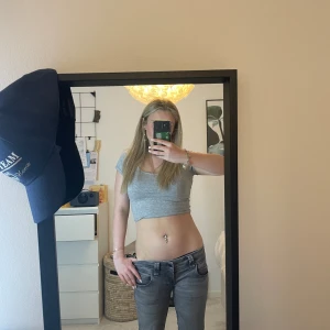 Pepe jeans - gråa pepe jeans i modellen ”venus” som är väldigt lågmidjade. de är tyvärr för stora för mig men passar mig som är 167  i längden. det är straightleg, de är använda en del men utan defekter och skönt tyg, köpte de för 999 och säljer nu för 600!💓