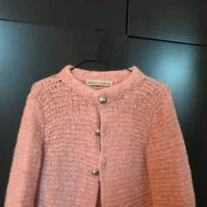 Rosa stickad kofta - Säljer denna super söta koftan från Rabens Saloner💕 Den är super fin och är i mycket bra skick!! 