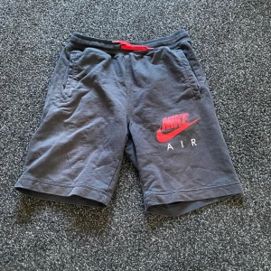 Nike shorts - Ett par äkta svarta nike air shorts med röd text 10/10 skick de bara tvättlapprn som är av klippt om du har några frågor är det bara att skriva och pris kan diskuteras 