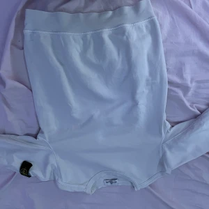 Stone island sweatshirt - Tja,säljer nu min vita stone island sweatshirt för att jag behöver lite extra pengar så det är bara att skriva om ni har några frågor.