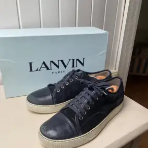 Säljer nu dessa riktigt feta Lanvin skorna i färgen blå, skick 7/10. Inga större slitage! Köpta på Nk för 4500, bara att hojta till vid intresse! Inga byten!💥