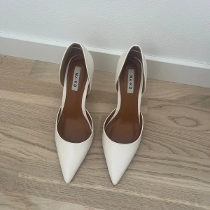 Vita klackar - Så otroligt snygga klackar i vitt. Storlek 38 och klackhöjd 10cm. Nypris 699kr från NA-KD🥰 Köpte förra sommaren och använt 1 gång😊