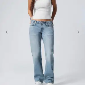 Blåa low straight jeans från weekday!Nypris 590kr. Jeansen passar bra på mig som är 158cm. Säljer för att dom inte används! Skriv priv för mer bilder!💕💕 pris kan diskuteras!💘