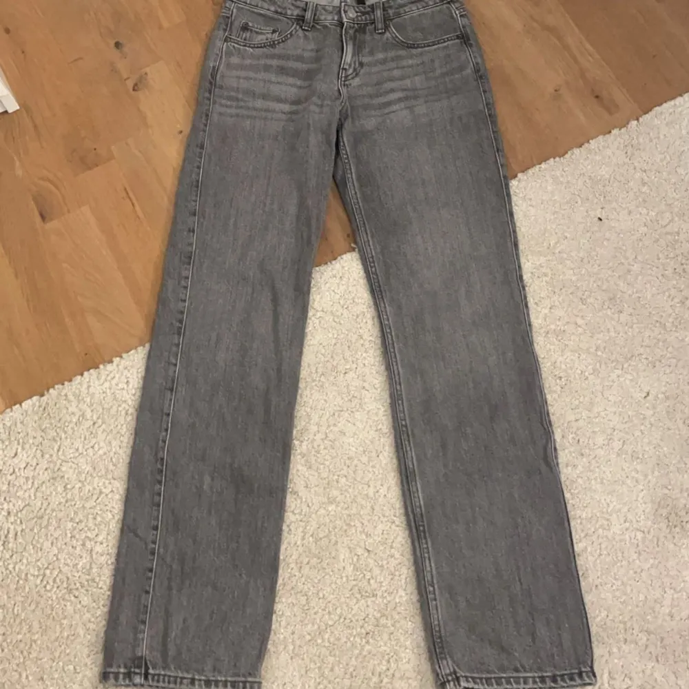Jätte fina jeans från Weekday, använda fåtal gånger och säljs på grund av köpt i fel storlek! Passar mig i längden och jag är 165cm. Modellen heter ARROW 💛. Jeans & Byxor.