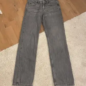 Jätte fina jeans från Weekday, använda fåtal gånger och säljs på grund av köpt i fel storlek! Passar mig i längden och jag är 165cm. Modellen heter ARROW 💛