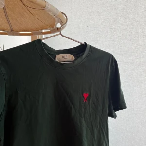 Ami T-shirt Medium - Ami T-Shirt Storlek M Använd men bra skick 9/10