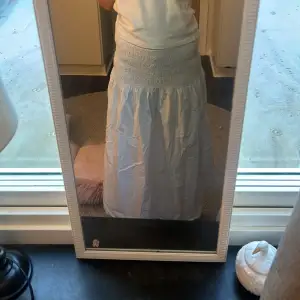 Säljer min super snygga lång kjol, andvänd endast 1 gång. Det är storlek M men passar mig som har xs. Kom privat om ni har frågor🥰