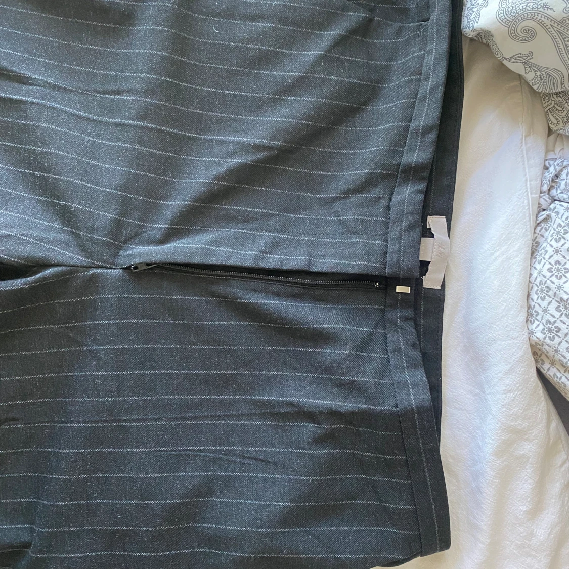 Grå kostymbyxor  - 90