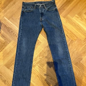Levis 501 - Jeans Märke: Levis  Model: 501 Storlek: W31 L34 sitter mer som 30 i midjan Skick: Bra Material: Bomull