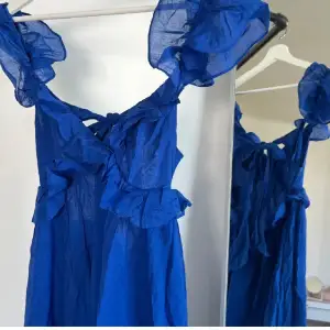 Säljer denna perfekta kornblå klänning från hm! Slutsåld 💞 storlek XS men passar även S