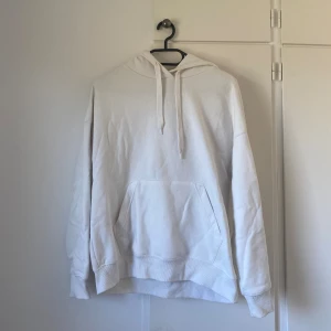 Hoodie - Säljer denna supermjuka hoodie som är såå skön men tyvärr används den inte längre. Finns nån liten fläck men inget man tänker på när man har den på🌷✨ Storlek xxs men sitter som xs. Kontakta mig vid funderingar! 