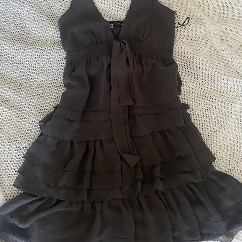 Supersöt klänning från zara! Aldrig använd o köpt second hand! 🩵🩵🩵Mörkgrå/svart. Klänningar.