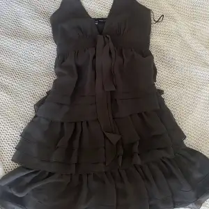 Supersöt klänning från zara! Aldrig använd o köpt second hand! 🩵🩵🩵Mörkgrå/svart
