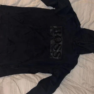 Hugo boss hoodie  - Hugo boss hoodie limited edition. storlek L men är väldigt liten i storleken skulle säga att det är en M om inte till och med mindre. Skicket är bra men den har tappat fåtal stenar därav priset. Köptes för 2200