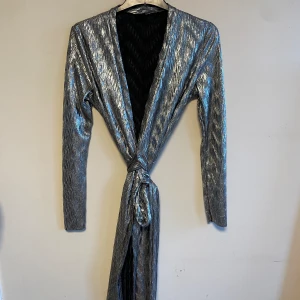 Omlottklänning - Silvrig omlottklänning 