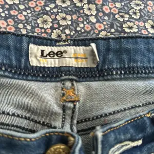 Used Lee vintage washed jeans.