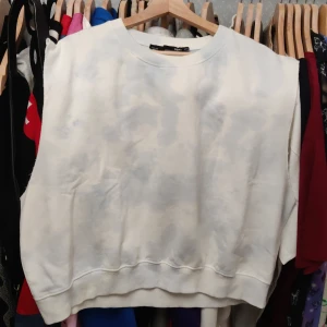 Armlös sweatshit - En armlös sweatshit storlek M/L använd få tal gånger 