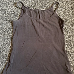 Långt brunt linne - Säljer det här linnet för de e för stort för mig, långt och täcker magen helt