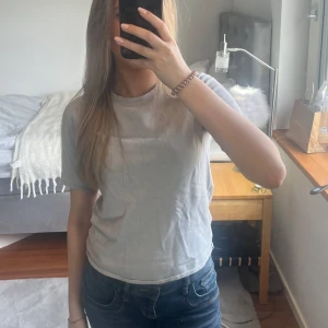 Finstickad t-shirt - Ljusgrå finstickad t-shirt, inga defekter💗