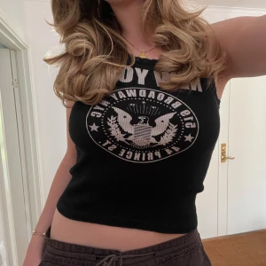 Linne med spetskant - Linne från märket John Galt💞 säljer då det tyvärr itne kommer till användning längre!  hittar inte strl men passar mig som är S/M