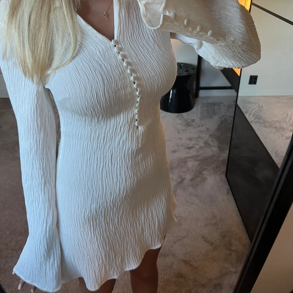 Så fin vit klänning perfekt till skolavslutningen💕. Klänningar.