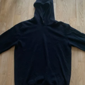 Kashmir hoodie - Kashmir blend hoodie från Oscar Jacobsson. Skick 9/10 pga lite nopprig. Köpt för 1499kr