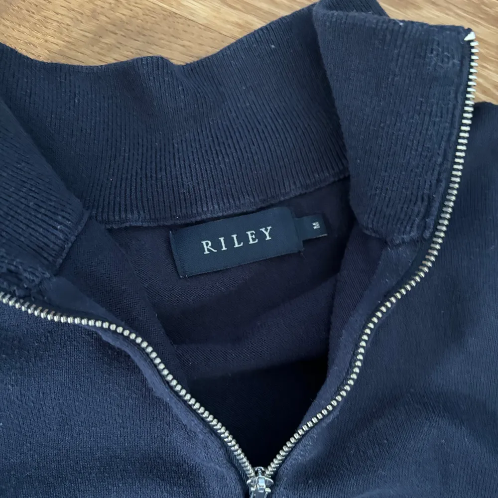 Hej! Säljer min half zip från riley, den är i fint skick. Säljer den då jag växt ut den. Nypris: 799, mitt pris 299. Hoodies.