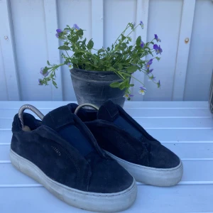 Axel Arigato 360 laceless - Säljer nu dessa gör feta Axel Arigato 360 laceless skorna. De är perfekta nu till sommaren och inköpta på nk för 2550. Dustbag och låda ingår. Det är okej skick med en lite. Skada på den högra hälen som knappt märks. Skriv i dm för mer bilder mm😎