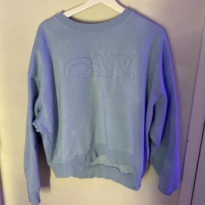 Carin Wester tröja ljus blå💙 - En Carin Wester tröja i fint skick! Den har en liten fläck längst ned som du ser på bild två,finns inte att köpa som som ny  längre så vitt jag vet men jag vet inte  inte vad orginal pris är men antar ungefär 500/600?💙 pris kan diskuteras🥰💙