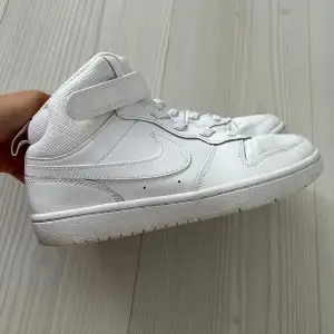 Nike dunk high, vita, storlek 35, knappt använda 
