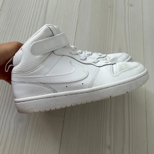 Nike dunk high strl 35 - Nike dunk high, vita, storlek 35, knappt använda 