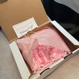 Papiljotter i siden - Säljer mina papiljotter i siden som inte sliter på håret som är i nyskick. Säljer + frakten. Säljer 12st💕