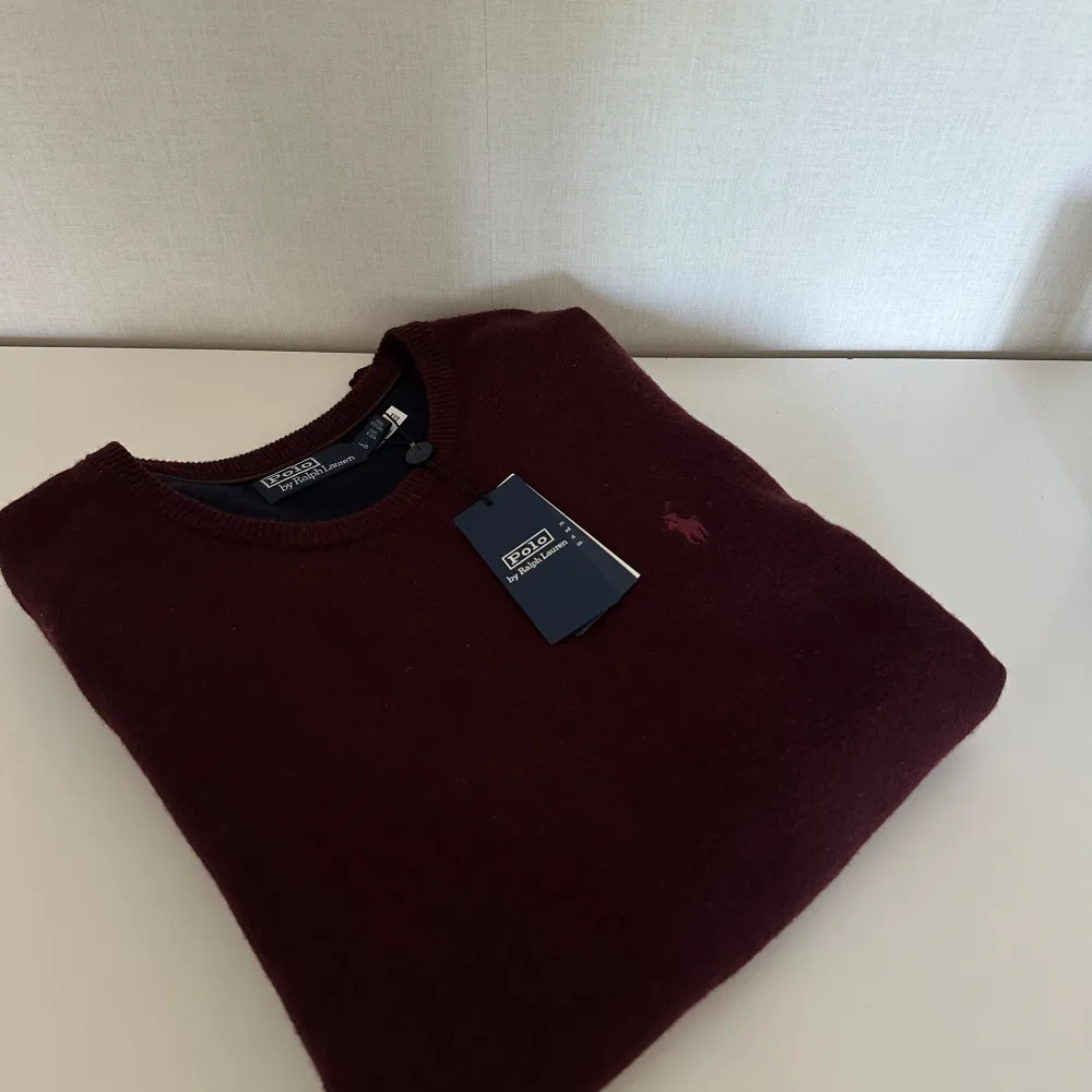 Hej! Säljer denna helt nya crewneck tröjan från raffe. Den har kostat 2600kr men jag säljer den ju endast för 1299kr online kvitto finns att ordna. Den är väldigt sällsynt och riktigt stilren. Passa på att köpa medans den är kvar!. Neuleet.