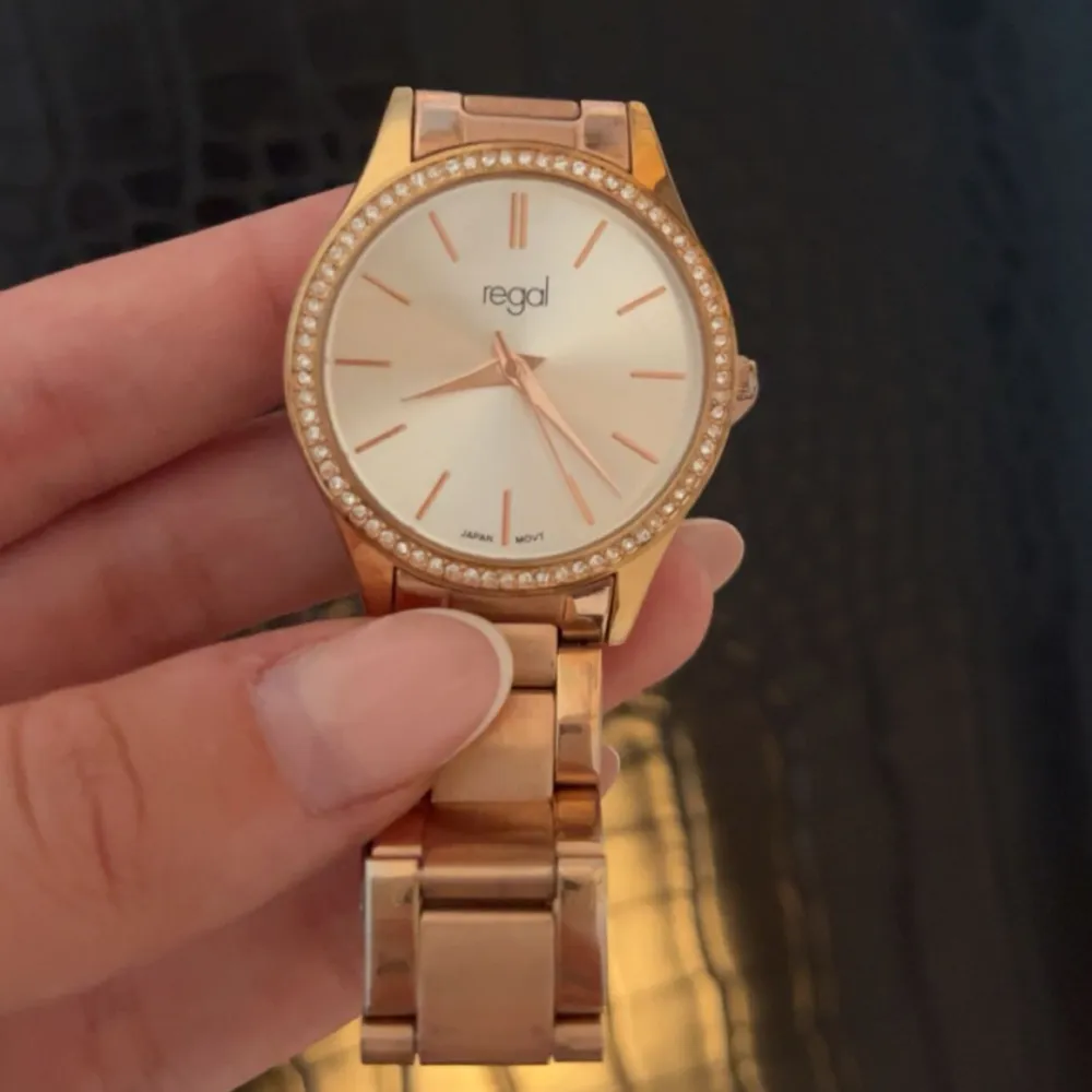 Rosé/guldig klocka från märket ”Regal”. Den kommer inte till användning och väljer därför att sälja vidare, klockan är i fint skick!. Accessoarer.