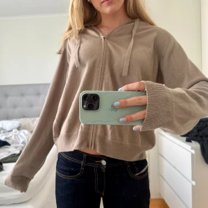 Kashmirkofta - Säljer denna kashmirkofta som är använd  jättefå gånger. Supermysig och inga defekter💕💕