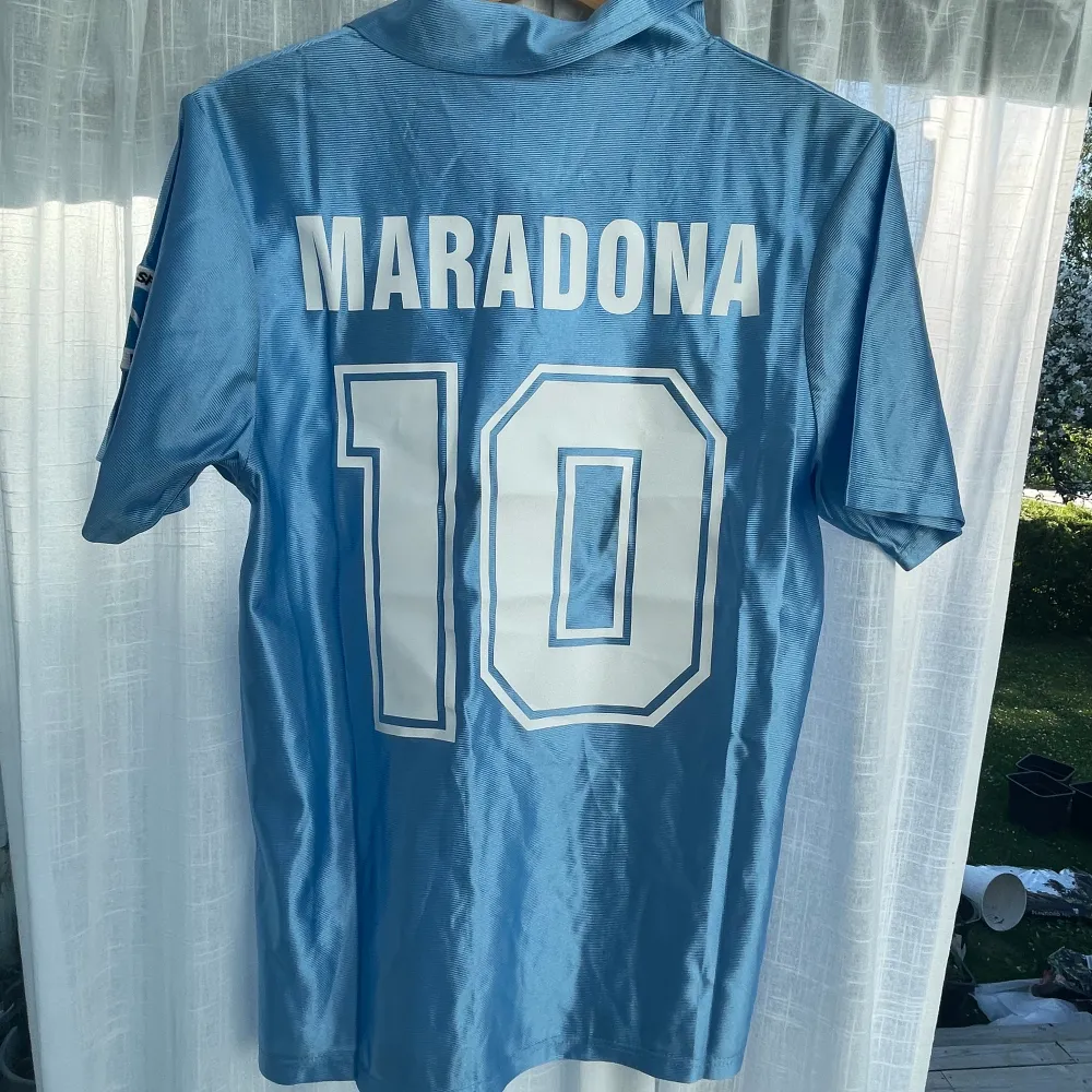 En retro Diego Armando Maradona tröja som är i fint skick, maradona anses vara  en av de bästa fotbollsspelarna någonsin och dog i 2020, kom gärna med frågor! . T-shirts.